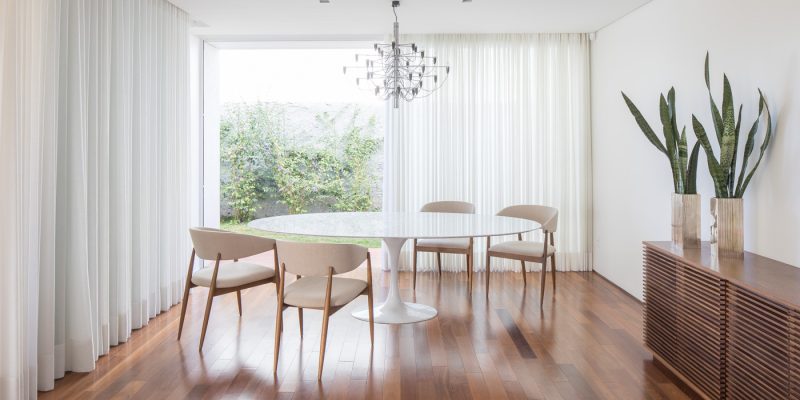 Sala de jantar dos sonhos com piso de madeira