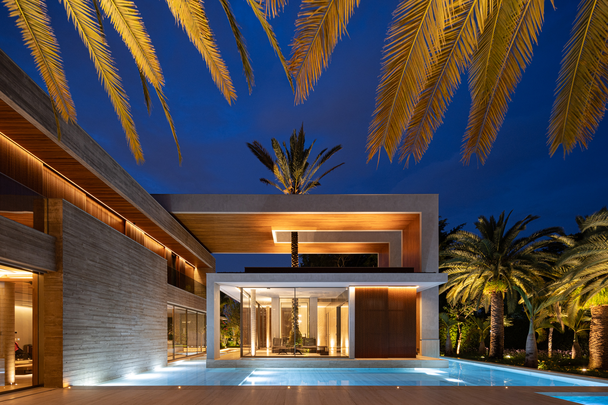 Casa com revestimento ripado em Cumaru